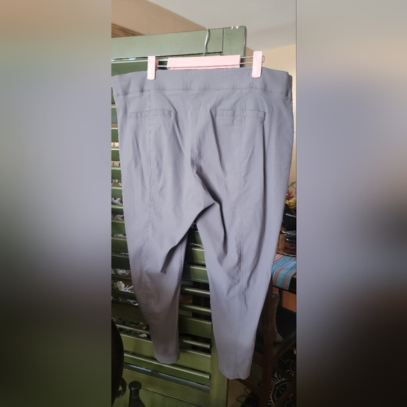 Simply Vera Vera Wang Capris - Picture 2 of 2